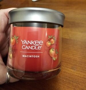 NEW YANKEE CANDLE MACINTOSH SCENT
